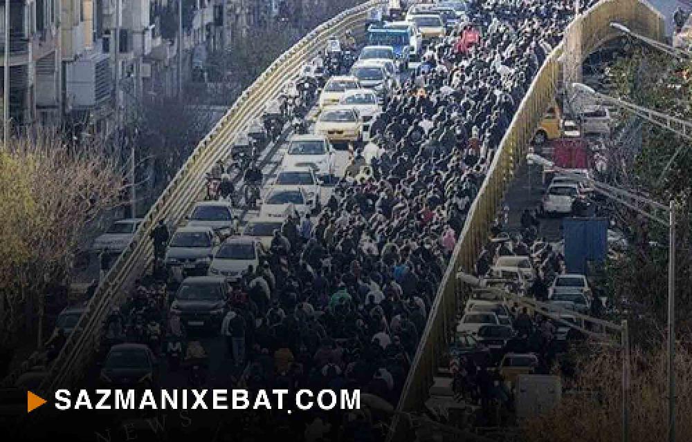 نصب پوسترهای اعتراضی بازاریان در بازار اهر