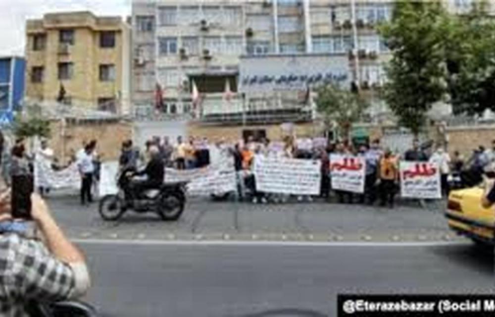 تجمع اعتراض حواله داران مدیران خودرو در برابر وزارت صمت