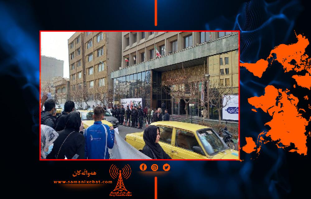 تجمع اعتراضی حواله‌داران بهمن خودرو مقابل وزارت 